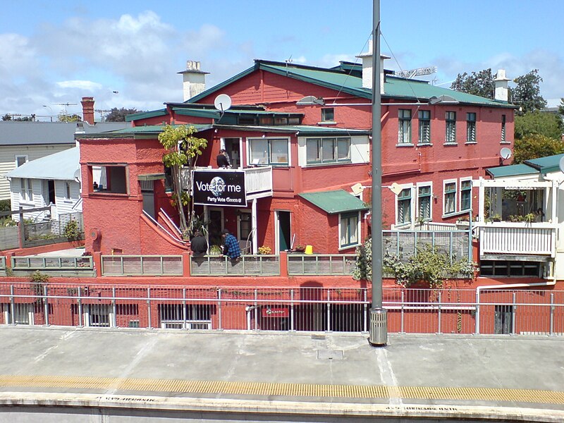 File:Large House Near Kingsland Train Station.jpg