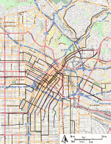 Mapa mostrando o centro de Los Angeles e as linhas da rede de bondes, mostrado aqui por linhas pretas.