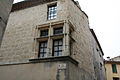 Fenêtre d'une maison ancienne, rue des Remparts.