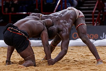 Un combat de lutte sénégalaise entre Mame Balla et Pape Mor Lô au palais omnisports de Paris-Bercy, en juin 2013. (définition réelle 3 903 × 2 602)