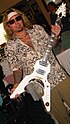 Vince Neil de Mötley Crüe con guitarra de Jay Turser Warlord.jpg
