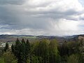 Blick vom Hirschkopf bei Weinheim in die Mischzone zwi­schen Tromm- und Heidelberger-Gra­nit: Kisselbusch/ Götzenstein, Bunt­sandsteinstufe Hardberg-Stie­felhöhe, Buch­klingen zwischen Waldskopf und Geiersberg, Berge südlich des Gorx­heimer-Tals (von links)