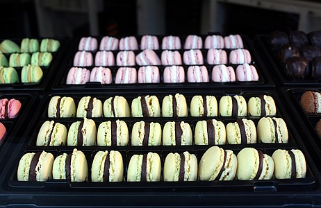 Français : Macarons exposé en vitrine d'un magasin Pierre Marcolini.