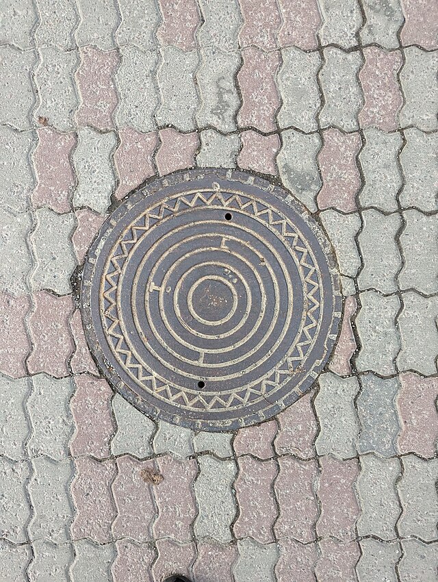 File:Manhole cover in Tallinn 18.jpg - Wikimedia Commons