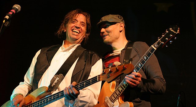 Corgan (right) performing with Mark Tulin of The Electric Prunes at a benefit concert for Sky Saxon