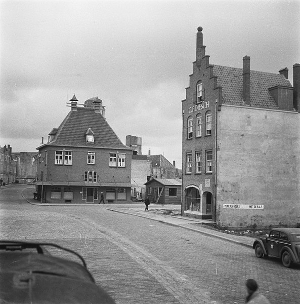 File:Markt te Middelburg met rechts het pand van de firma CF Diesch, Bestanddeelnr 900-8474.jpg