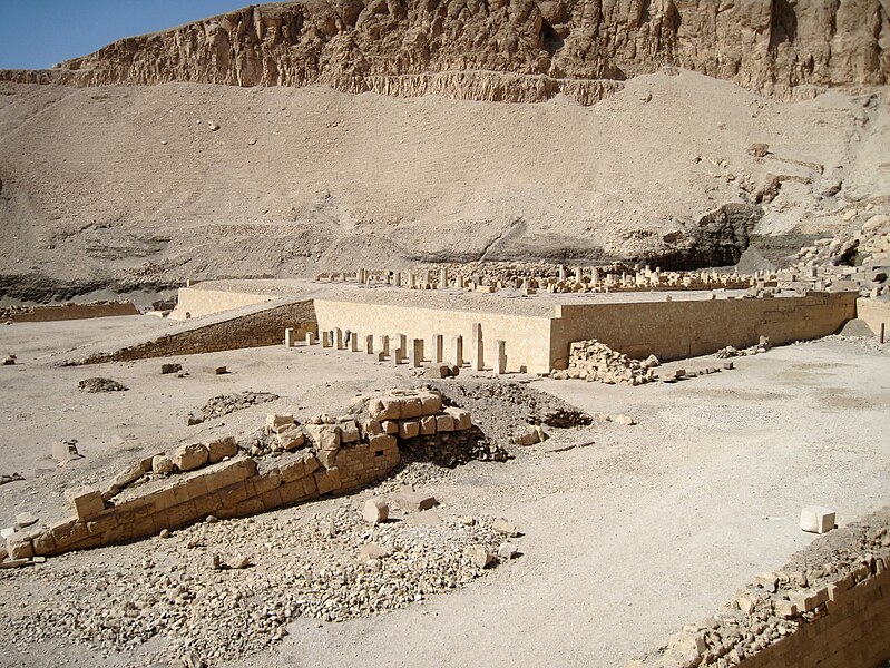 File:Mentuhotep-Tempel 01.JPG