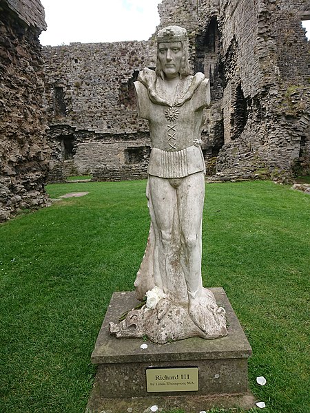 File:Middleham Castle - Modern day Richard III monument.jpg