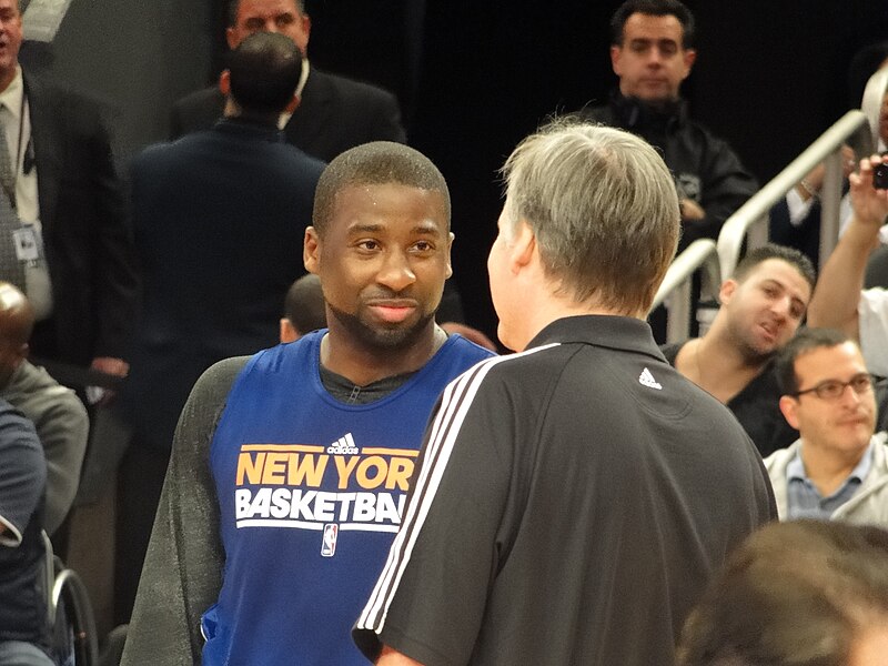 File:Mike D'Antoni instructs Raymond Felton.jpg