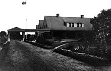 черно-бяло изображение от имението на Ковенховен от 1912 г., заобиколено от дървета и алея