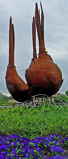 Moeder en Kind (Mother and Child), sculpture of an onion, created for the Expo Moeder en kind door Fons Versluijs.jpg