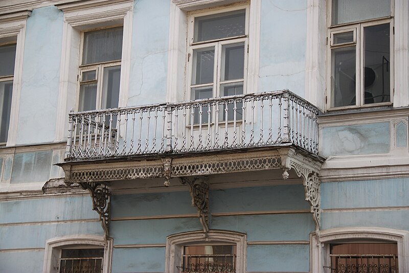 File:Moscow, Khrushchovsky Lane 1-14 s.2 balcony (28698463947).jpg