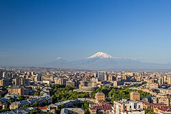 Вид на Ереван и горы Арарат