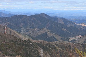 西側の外津汲山から望む妙法ヶ岳（2020年4月19日撮影）