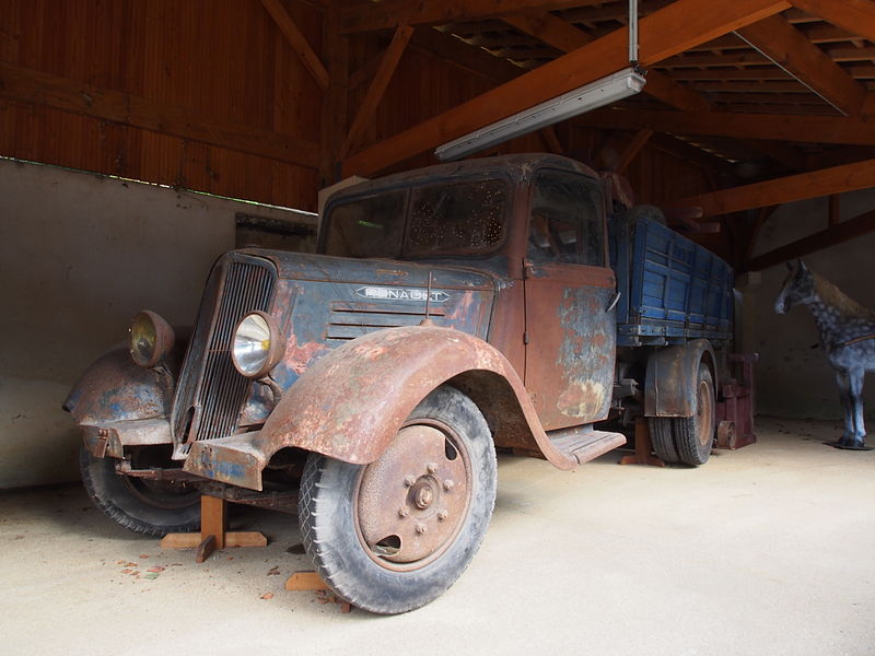 File:Musée Européen de la Bière, Very old Renault truck.JPG