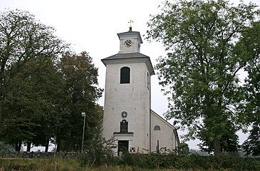 Kyrkan sedd från väster.