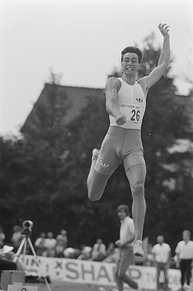 File:NK atletiek Emiel Mellaard wint verspringen, Bestanddeelnr 934-0315.jpg