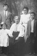 Da direita para a esquerda: Harry, Nadia, mãe Chaya Rachel, Lima, Lisa (nascida em 1905) filha de Nadia, Nova Iorque, por volta de 1912