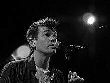 Nate Ruess actuando en Wilton's Music Hall, Londres, 2015