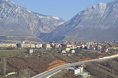 Ndertesat e qytetit dhe autostrada qe lidh Shqiperine me Kosoven.jpg