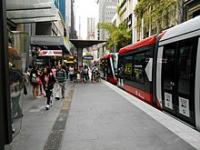 Новые трамваи на Джордж-стрит в центральном деловом районе Сиднея - конец декабря 2019 года - (остановка Wynyard) .jpg