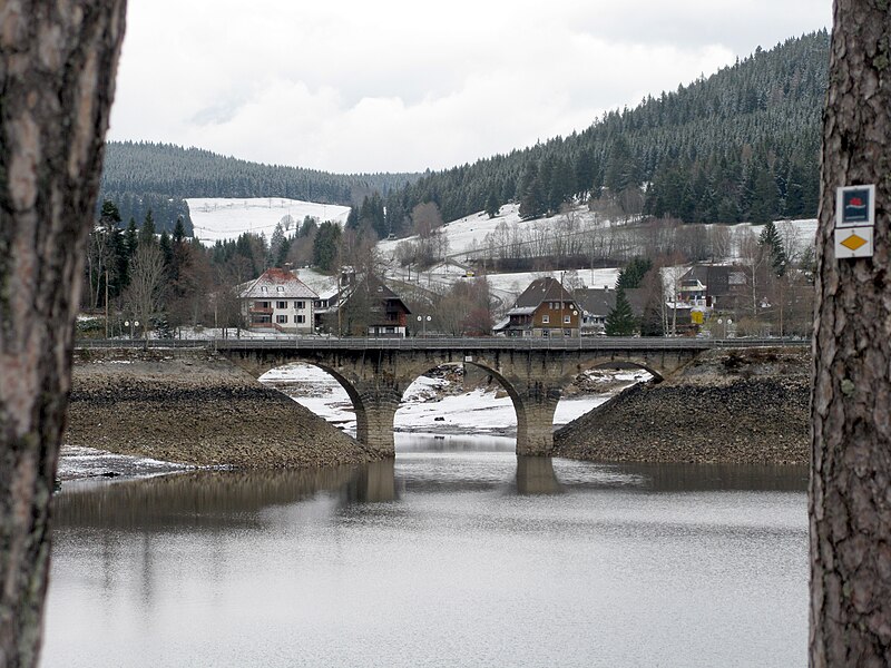 File:Niedrigwasser am Schluchsee, Brücke der Dreiseenbahn in Schluchsee.jpg