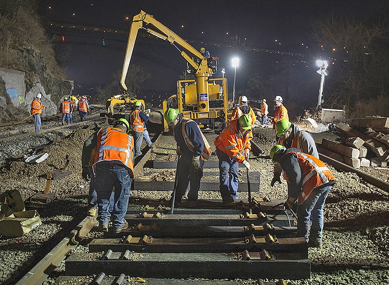 File:Nighttime repair work after Spuyten Duyvil derailment.jpg