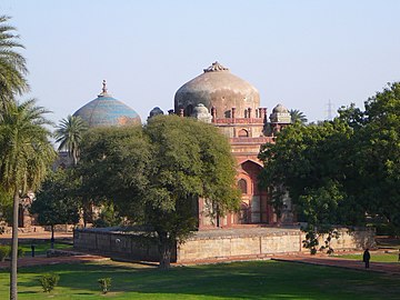 Nai-ka-Gumbad, of Tomb of the Barber, in het Humayun Tomb-complex, en een verre Nila Gumbad (Blue Dome), buiten het complex gelegen en een late Mughal-toevoeging.