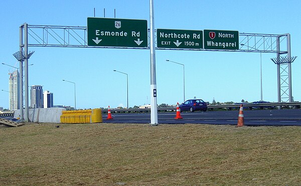 The Northern Motorway northbound lanes, just south of the Esmonde Road interchange.