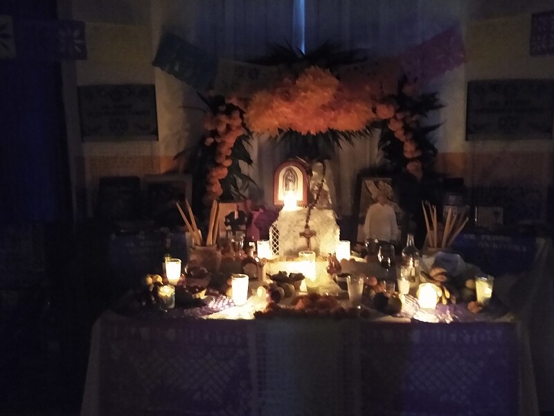 File:Ofrenda de día de muertos en Casa hogar de Xalapa, Veracruz 11.jpg