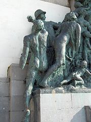 Gevandaliseerd beeld van een Congolees aan het standbeeld van Leopold in Oostende.