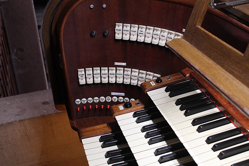 File:Orgel Markuskirche Stuttgart Spieltisch 2.jpg