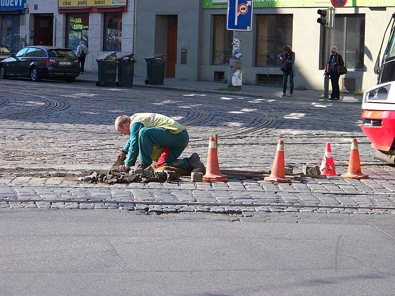 File:Otakarova, dlaždič.jpg