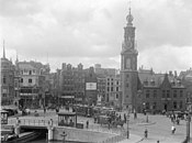 Het Muntplein, met de Munttoren en een tram van lijn 14, gezien vanaf de Nieuwe Doelenstraat naar de nog niet verbrede Vijzelstraat; circa 1915.