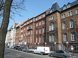 Straatfront van de Paul-Gerhardt-Stift in Müllerstraße - rechts: origineel moederhuis van de diakenen, midden: eerste aanbouw in 1898, links: tweede aanbouw rond 1920