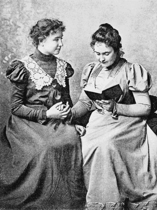 1899年のヘレン・ケラー（左）と生涯の伴侶であり教師のアン・サリヴァン（右）。アレクサンダーグラハムベルが彼の音声生理学および音声力学の学校で撮影した写真。Wikipediaより