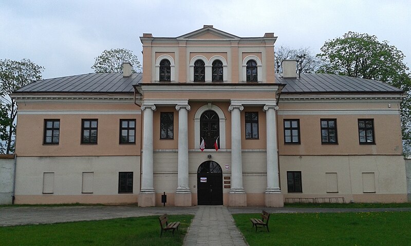 File:Palace in Zloczew front.jpg