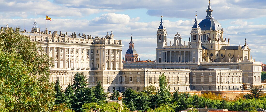 File:Palaciorealycatedraldelaalmudena retouched.jpg