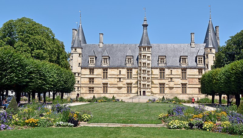 File:Palais-ducal-à-Nevers-DSC 0619.jpg