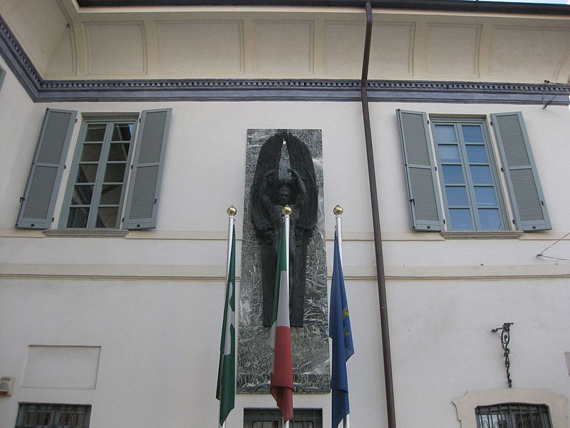 File:Palazzo Comunale Viani Visconti con monumento al pioniere del volo Emilio Pensuti a Somma Lombardo - 03.jpg