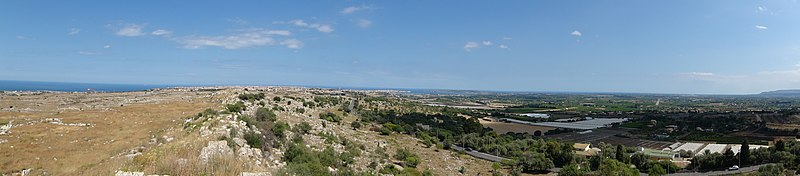 File:Panorama w stronę Syrakuz z zamku "Euryalos" - panoramio.jpg