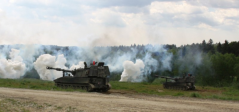 File:Panzerhaubitzen M-109 im scharfen Schuss (18226804168).jpg