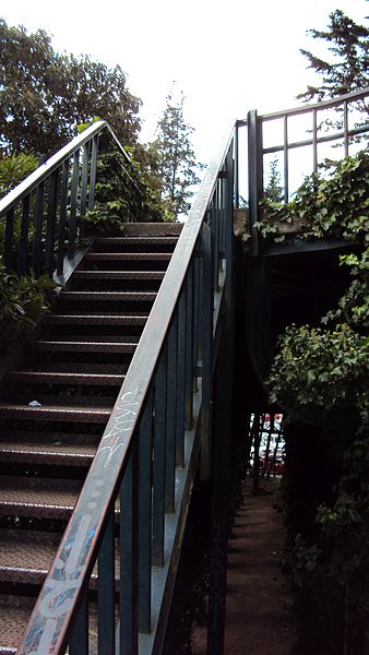 File:Parque Nacional - Escaleras al puente peatonal 02.JPG