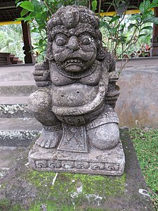 Arca raksasa ring arep Goa Gajah