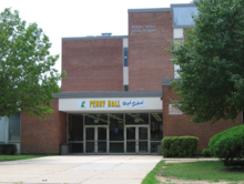 Perry Hall Sekolah Tinggi, pintu masuk utama.png
