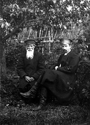 Б. П. Обнинский (справа) и М. П. Петров, владелец фабрики в Самсонове, в начале XX века