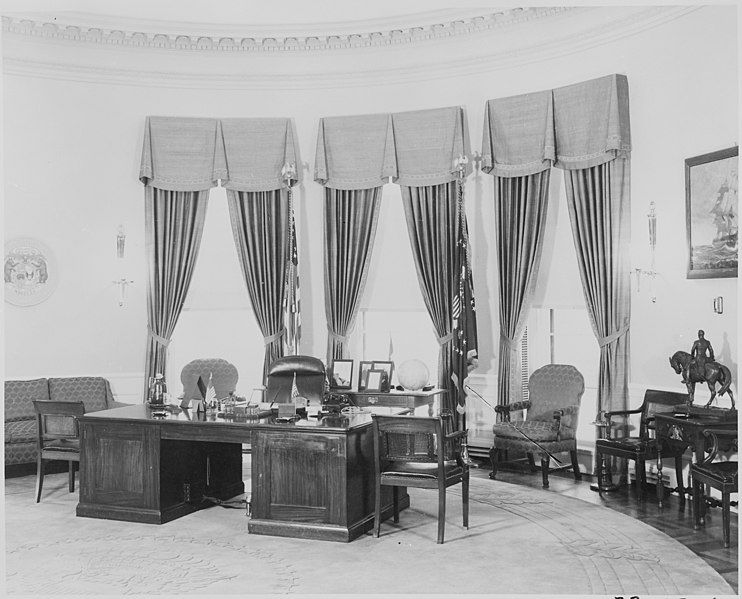 File:Photograph of President Truman's desk and other furnishings in the Oval Office of the White House. - NARA - 199460.jpg