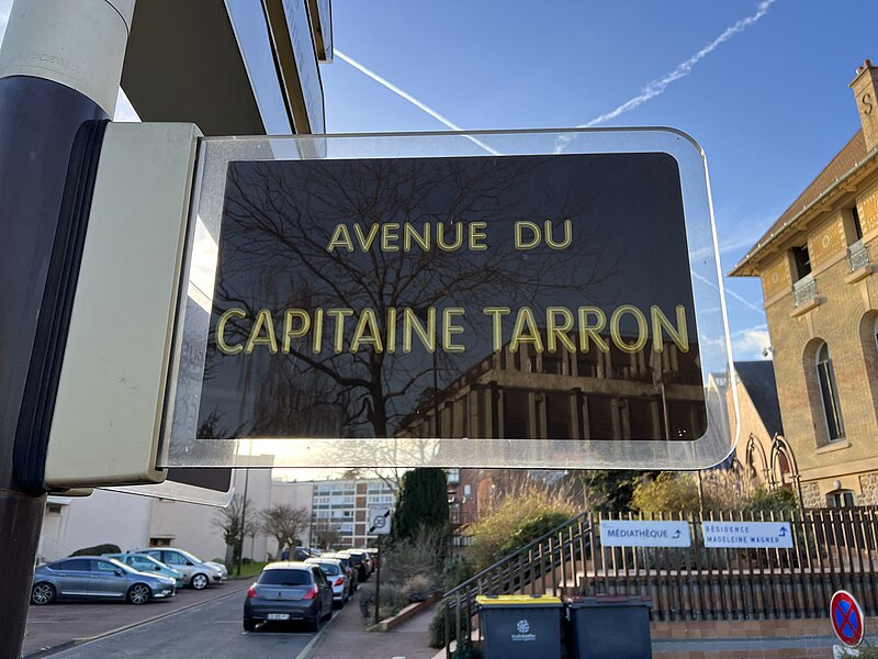 File:Plaque Avenue Capitaine Tarron - Vélizy-Villacoublay (FR78) - 2023-02-05 - 2.jpg