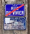 La rue du Vivier tenant son nom du château du Vivier détruit en 1924[173], est devenue rue Paul-Duvivier en 1964, vue des plaques superposées en mars 2019.