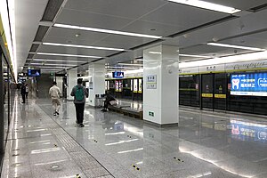 Platform Dengzhoulu Station (20200426111643).jpg